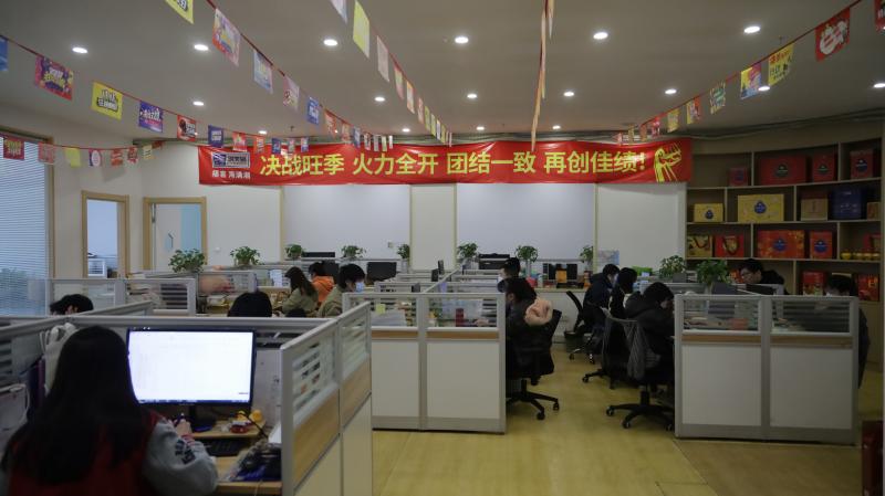 ▲為了備戰(zhàn)今年的拼多多“年貨節(jié)”，海文銘團(tuán)隊(duì)從運(yùn)營、生產(chǎn)到物流都做了充分準(zhǔn)備。（攝影 潘媛）.jpg