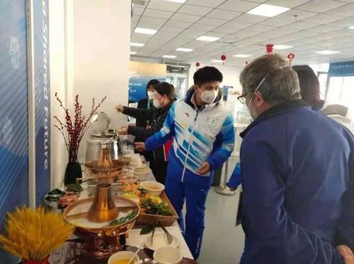 外國(guó)賓客點(diǎn)贊冬殘奧會(huì)中國(guó)美食 直呼：像家一樣溫暖