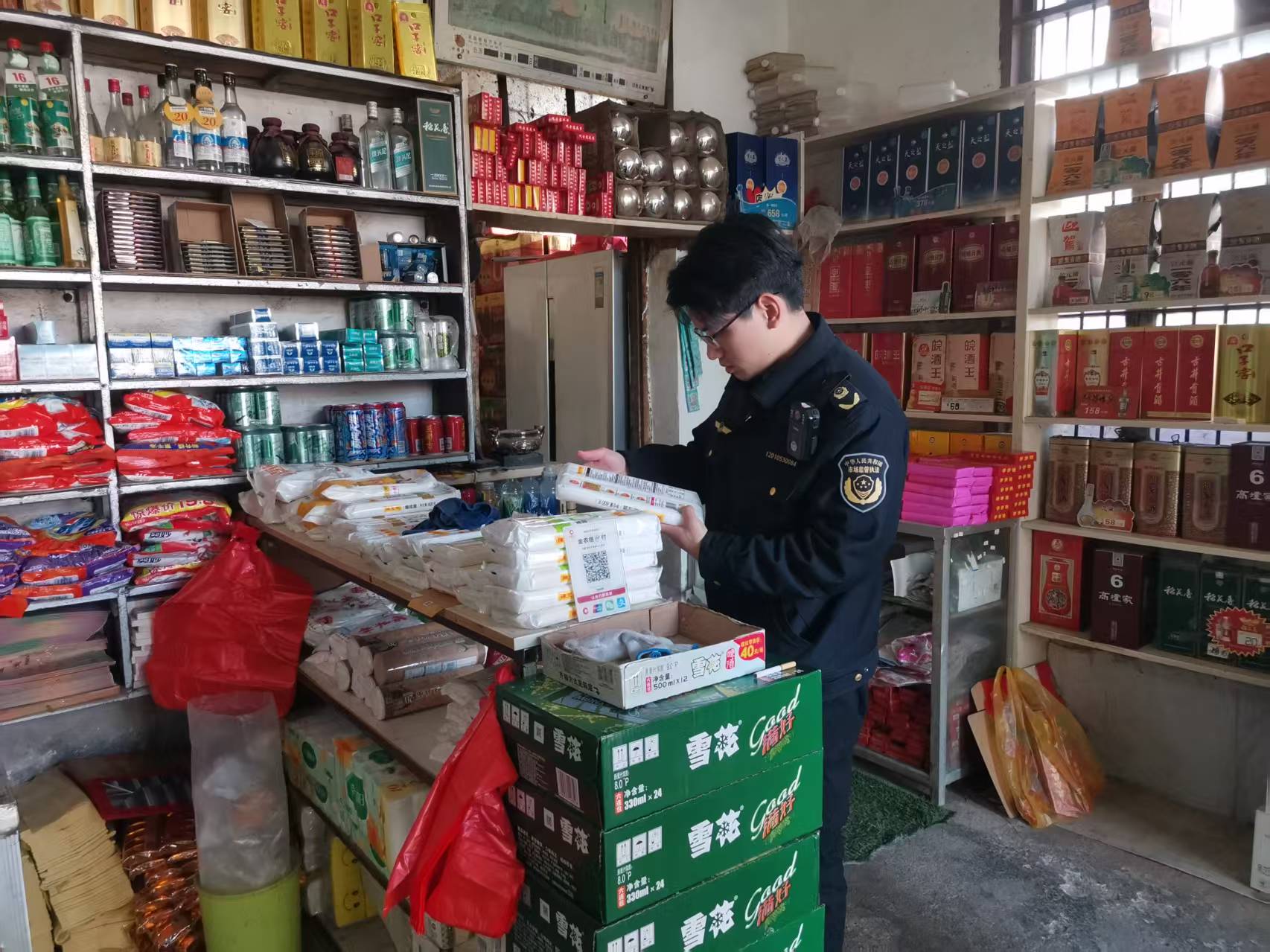 維護(hù)秩序、放心消費(fèi)，安徽省合肥市巢湖市欄桿市場(chǎng)所深入開展“兩節(jié)”打假專項(xiàng)行動(dòng)_0b6dafabdc964142c20451f9b24c46a.jpg_176e80a4504c4856ba1e444a11c6fba5.jpg