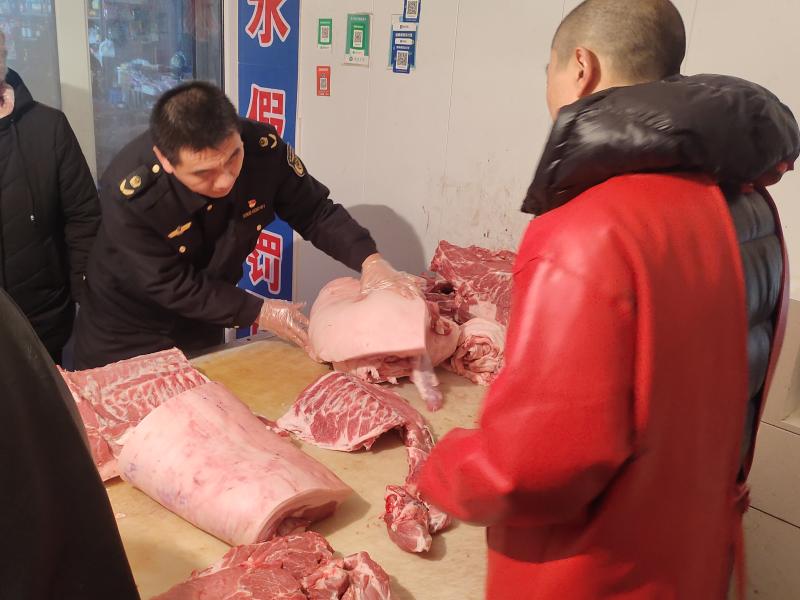 凌晨行動！保定市滿城區(qū)市場監(jiān)督管理局夜查生鮮肉市場_執(zhí)法人員正在檢查生鮮肉.jpg_815dddbdf0c24698aa6c6c627f218c35.jpg