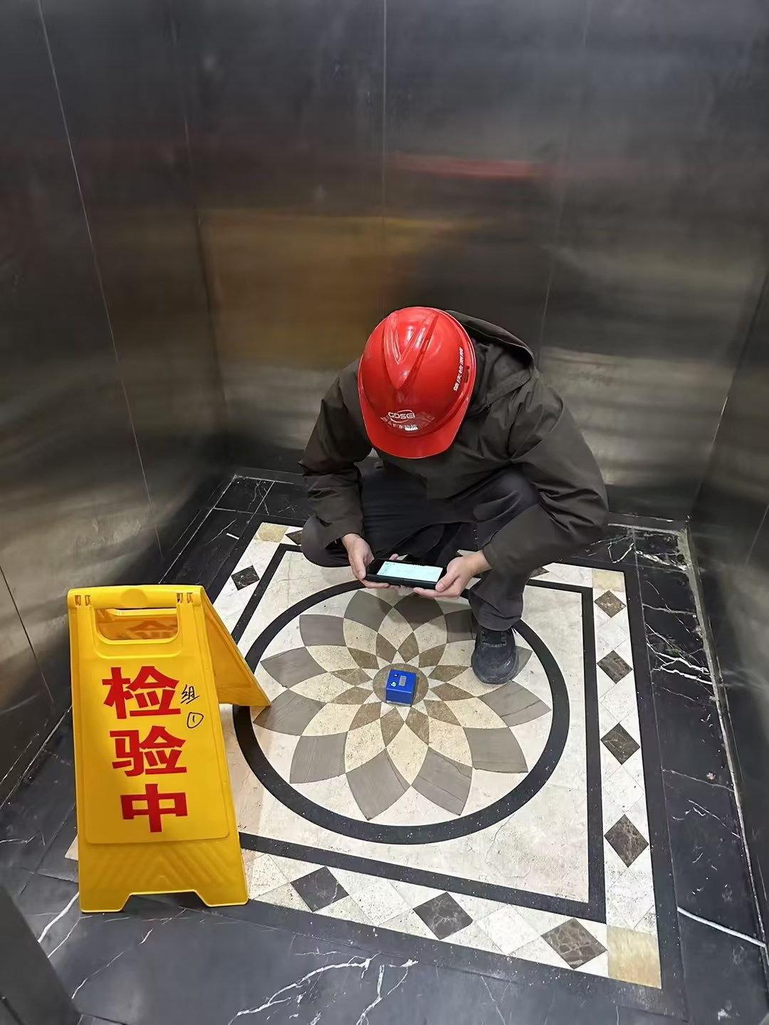 廣東省特檢院肇慶檢測院服務老舊電梯更新 全力保障市民出行安全獲贊_圖片.jpg_50510eb16cc5421786b8a1463b582f1e.jpg