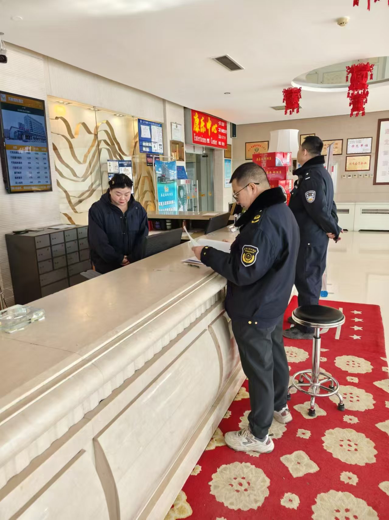 蔚縣市場監(jiān)督管理局聯(lián)合縣公安局開展旅館業(yè)價格專項檢查 為春節(jié)?！皟r”護航_微信圖片_20250122151546.jpg_9e9f38bad1d04d6c96440cb05767186b.jpg