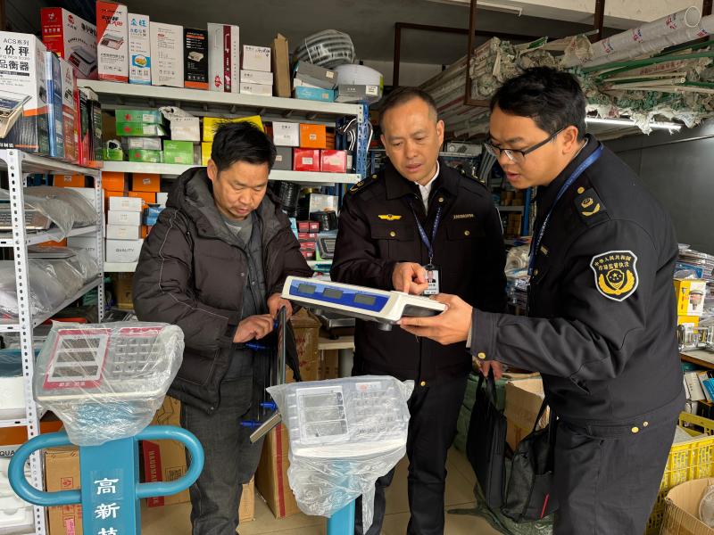 廣西桂林市市場監(jiān)管局雙管齊下  全力維護集貿市場秩序_廣西桂林市市場監(jiān)管局執(zhí)法人員檢查電子計價秤銷售門店_c5997fd0573d46aab924ac0f31749b2f.jpg