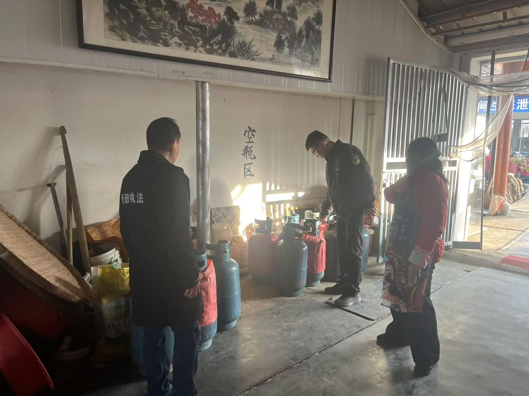 丁家橋市場監(jiān)管所開展春節(jié)前燃氣灶管閥專項檢查_64947a5e23fc1c19ebb09821ac905c2.jpg_1022cb63a5ef48f4a9514528b1650342.jpg