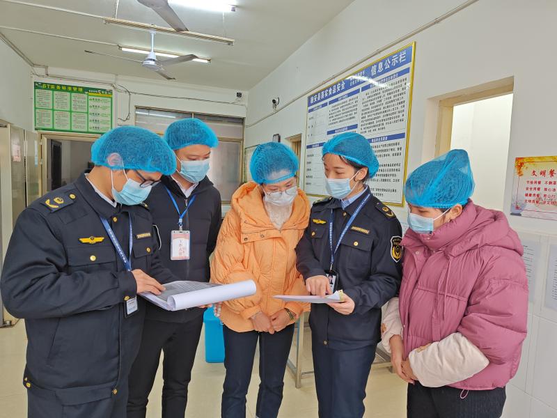 廣西融安縣：守護校園食品安全  筑牢健康成長基石_2月19日，融安縣市場監(jiān)督管理局執(zhí)法人員到潭頭鄉(xiāng)中心幼兒園對學校食堂開展食品安全檢查.jpg_2554ff4e0a2b4094aa692aa0ceb1b445.jpg