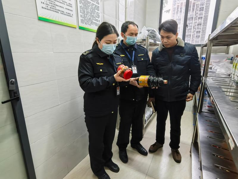 廣西融安縣：守護校園食品安全  筑牢健康成長基石_2月20日，融安縣市場監(jiān)督管理局執(zhí)法人員到融安縣遂融小學對學校食堂開展食品安全檢查 (2).jpg_f7e6e246e08d453eab4883e969fa95ad.jpg