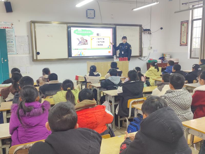 廣西融安縣：守護校園食品安全  筑牢健康成長基石_2月19日，融安縣市場監(jiān)督管理局執(zhí)法人員到潭頭鄉(xiāng)中心小學開展食品安全知識進課堂 (2).jpg_d875bb67ed88499b904e08f9b49394a1 (1).jpg