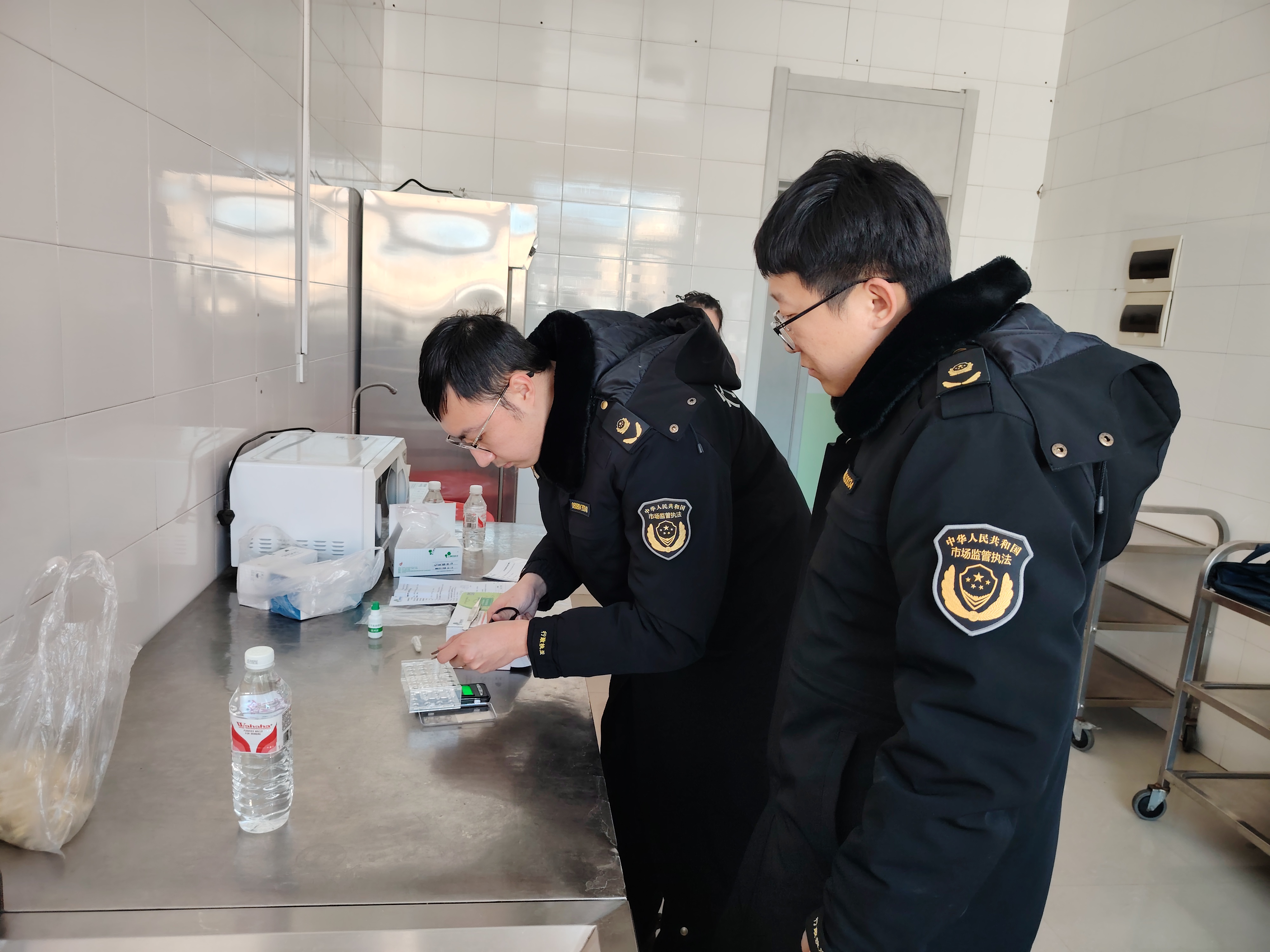 伊春市市場監(jiān)督管理局友好分局上甘嶺所：開展春季校園及周邊食品安全檢查_3c19e42d5ff0ab7a49ae05af501ed5d.jpg_9879b2baad754525a846958b1b5ddab5.jpg