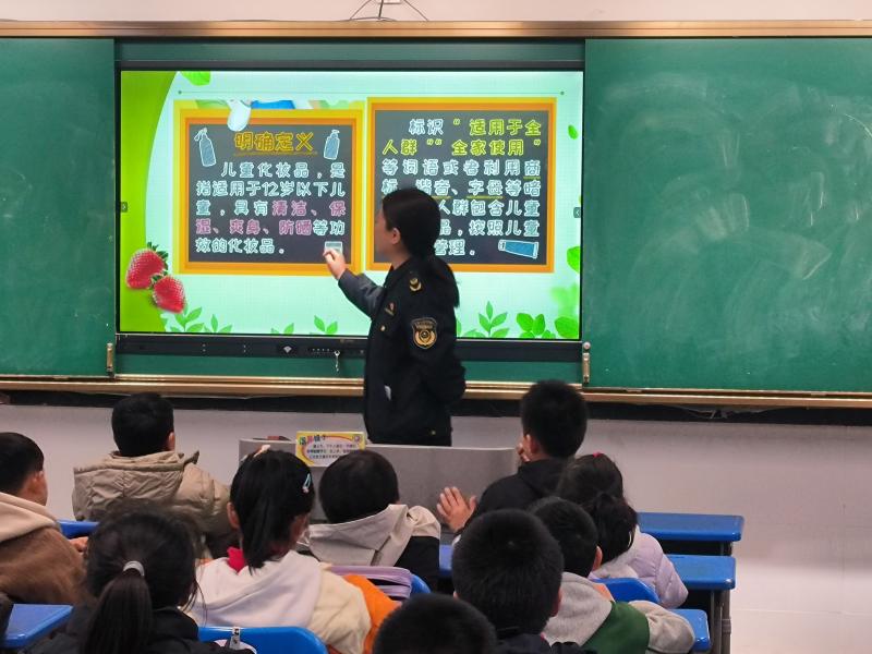巢湖市場監(jiān)管局開展科普宣傳進(jìn)校園活動  筑牢護(hù)校安園“平安盾”_315科普宣傳進(jìn)校園 (2).jpg_20e346a65e0841d08716105c705bf696.jpg