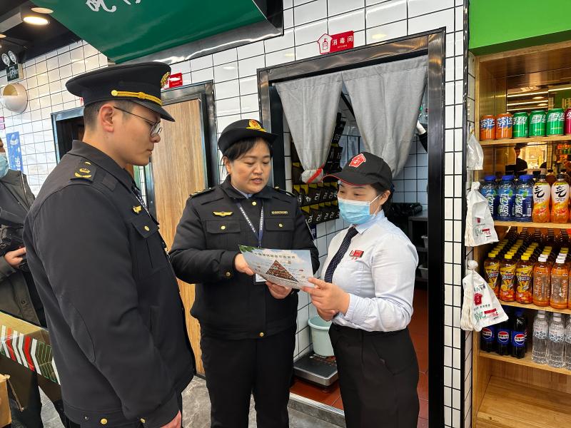 河南省許昌市市場監(jiān)督管理局魏都區(qū)分局“你點(diǎn)我檢”：守護(hù)連鎖餐飲食品安全防線_執(zhí)法人員在餐飲店向工作人員進(jìn)行食品安全宣講.jpg_580835852df94718aa16b1a8b5e03b51.jpg