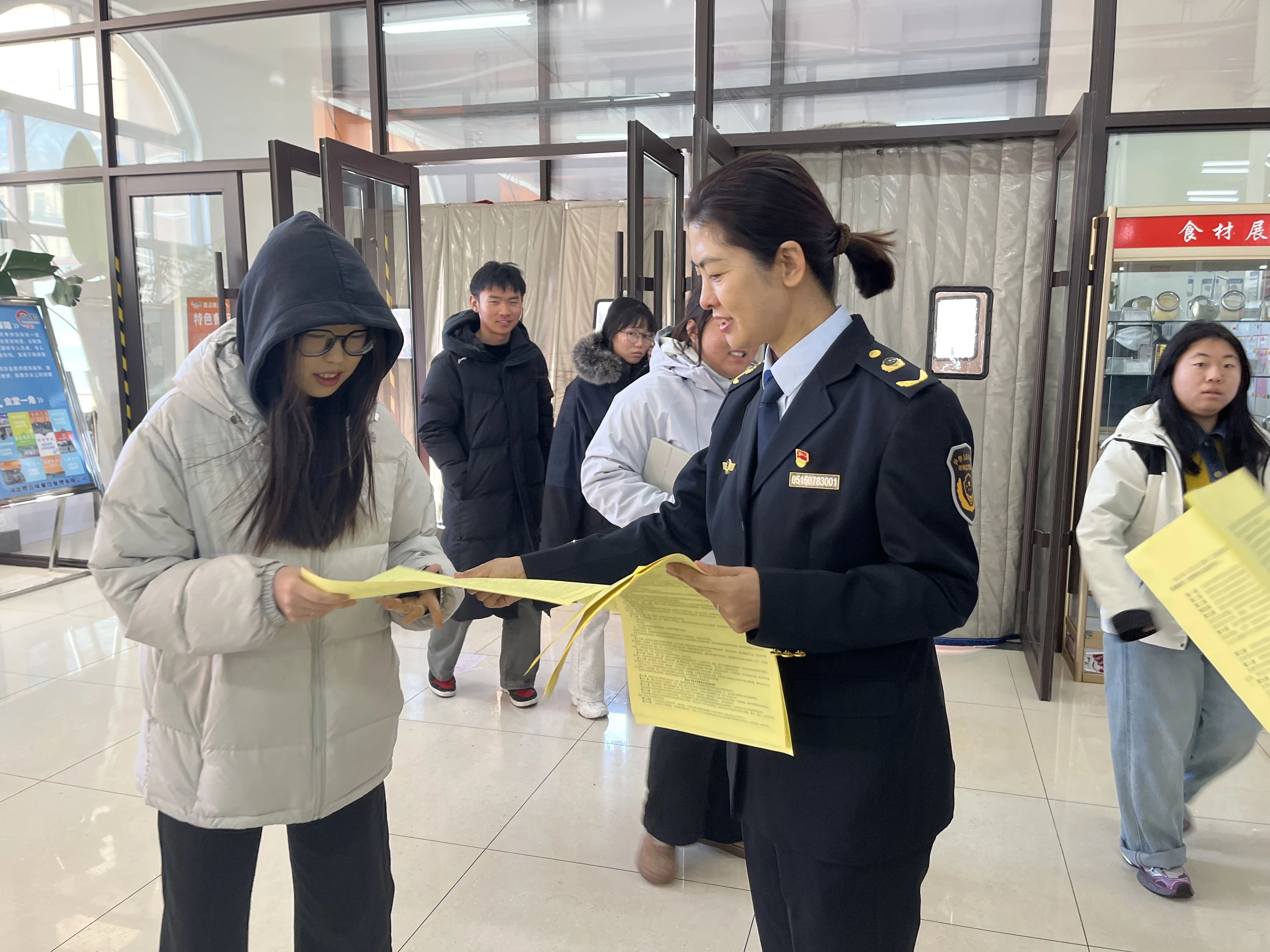 內蒙古扎蘭屯市市場監(jiān)督管理局開展消費維權專項執(zhí)法行動_微信圖片_20250319085853.jpg_ba1218a80a49436b8fbf9a4b29fad7c5.jpg