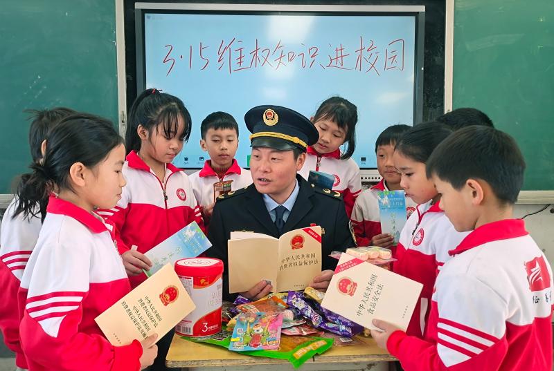 江西于都“3·15”普法宣傳進(jìn)校園  筑牢權(quán)益“防護(hù)墻”_江西于都：“3·15”普法宣傳進(jìn)校園 (2).jpg_e4334f95cf2b44688c5bf76506de82a1.jpg